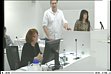 větší obrázek: U pultíku se sešli MUDr. Antonín Nechvátal (SZ) a Ing. arch. Eva Smutná (TOP 09)