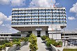 větší obrázek: Bývalá budova Koospolu s moderním názvem Cube Office Center Prague 6. Kostka má 3 rozměry, tedy "cube" na fásádě hnedka 3x. Možná by se ujal název "U Čubíků"