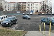 větší obrázek: Parkoviště dostalo nový alespoň trošku zpevněný povrch, auta ho však během celého týdne prakticky nezaplní. Připlatit k ceně benzínu za cestu do práce ještě za parkování, to samozřejmě netáhne.