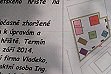 větší obrázek: Dvě třídy mateřinky vznikají v budově ZŠ na nám. Svobody. Radní Balatka říká, že "budou využívat veřejná hřiště v dochozí vzdálenosti, která budou modernizována a rozšířena". Místem je Puškiňák, vývěska na stromě tuto novinu oznamuje. Místní se nestačí divit.