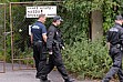 větší obrázek: Měštští policisté se byli po upozornění sousedů přeptat, jak je to s povolením ke kácení. Povolení nebylo, údajně jen ODŽP telefonicky potvrdil, že je vše v pořádku.