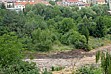 větší obrázek: Ještě 9. července ráno byl západní kout Strnadových zahrad zelený.