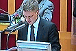 větší obrázek: Tehdejší I. náměstek primátora průtokový ohřívač Tomáš Hudeček oznamuje zastupitelům - oproti podkladům k zasedání oznamuje přesun Z-2590 z kategorie změn přerušených do kategorie ke schválení.