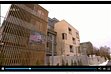 větší obrázek: S názorem redaktorů, že Villa Charles stojí v lukrutivní části Bubenče, souhlasíme, také se zdařilostí architektonického řešení. Méně už souhlasíme s tím, že "citlivě zapadá do okolní zástavby" - je totiž mj. poměrně objemná.