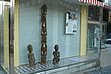 větší obrázek: Velká poloprázdná výkladní skříň už bývalé obřadní síně prezentuje Pelléovu vilu, kromě galerie též nové sídlo obřadní síně