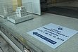 větší obrázek: Jediná informační tabule o datu konání výstavy. Bohužel chybějí otvírací hodiny i informace, že o víkendu je zavřeno