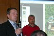 větší obrázek: Ing. arch. Jaroslav Slavíček (v červeném) představuje obestavění kaple v lokalitě zvané Malá Kajetánka. Pomáhá mu za investora ing. Horák.