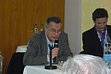 větší obrázek: MUDr. Gebouský předčítá zprávu o dostavbě menzy.