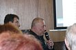 větší obrázek: Ing. arch. Radan Hubička alespoň z profilu, při odpovědích na dotazy většinou hleděl do plátna.