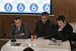 větší obrázek: Za předsednickým stolem zasedli mocní muži radnice: zleva MUDr. Věroslav Gebouský, radní zodpovědný za územní rozvoj a předseda komise územního rozvoje (KÚR), Ing. arch. Bohumil Beránek, vedoucí odboru územního rozvoje(OÚR) v doprovodu s novým tiskovým mluvčím Adamem Halmošim, DiS.